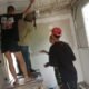 Satgas TMMD ke-129 Kodim 0418/Palembang Lanjutkan Pemasangan Plafon RTLH Milik Fernando