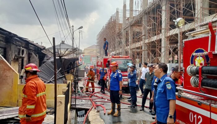 8 Rumah Dinas Mess Polda Jambi Terbakar, Damkar Kerahkan 12 Armada dan 90 Personel
