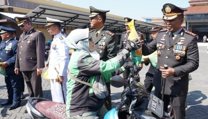Hari Bhayangkara Ke-80, Polresta Sidoarjo Salurkan 3 Ton Beras untuk Warga dan Ojol