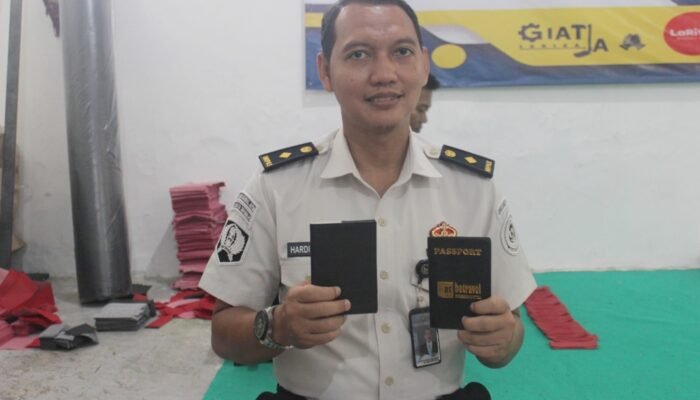 WBP Lapas Sidoarjo Produksi Cover Paspor Lewat Kemitraan, Bekal Hidup Mandiri Kembali ke Masyarakat