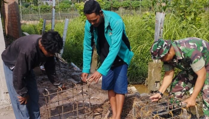 Satgas TMMD Ke-129 Kodim 0418/Palembang Cor Tiang Tower Sumur Bor di Pesantren Minhajul Aulia Mina