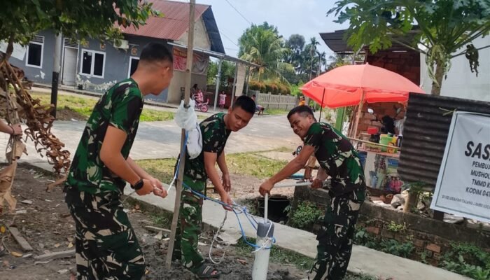 Tak Ingin Kecolongan, Danki Satgas TMMD Periksa Pembangunan Sumur Bor Mushola Al-Mufakat