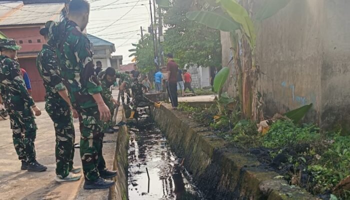 Hari Ke-12, Satgas TMMD Gotong Royong Bersama Warga Bersihkan Mushala Al-Makfurin