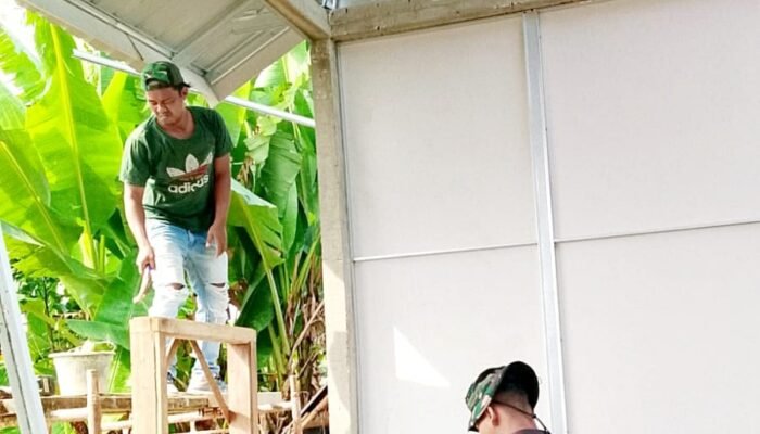 RTLH Rumah Sriyanti Terus Dikebut, Satgas TMMD Pasang Kerangka Baja dan Atap