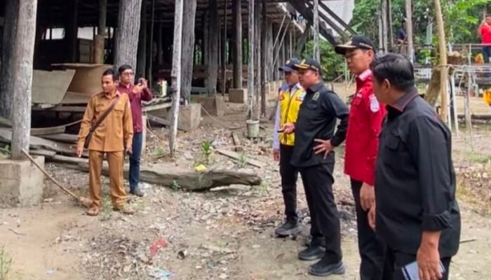 Ketua Komisi V DPR RI Tinjau Rumah Betang Semangkok, Revitalisasi Disiapkan untuk Kembangkan Wisata Budaya Kapuas Hulu