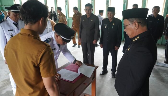 Wabup Kapuas Hulu Sukardi Lantik  Kades PAW, Tekankan Tata Kelola Desa Transparan dan Melayani