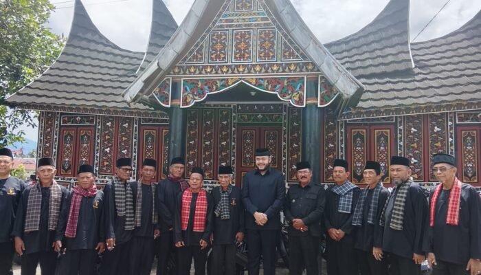 Fadly Amran Datuak Paduko Malano Kukuhkan Pengurus KAN Simpuruik