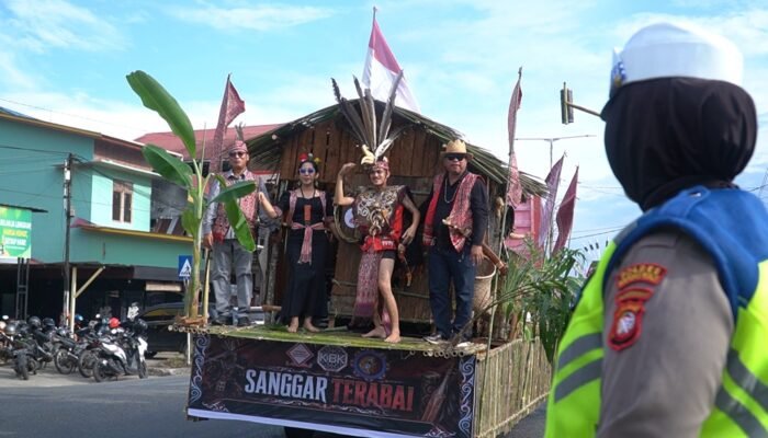 Amankan Kemeriahan Pawai, Polres Kapuas Hulu Kerahkan Personel di Sepanjang Rute Pekan Gawai Dayak Ke-IV 2026