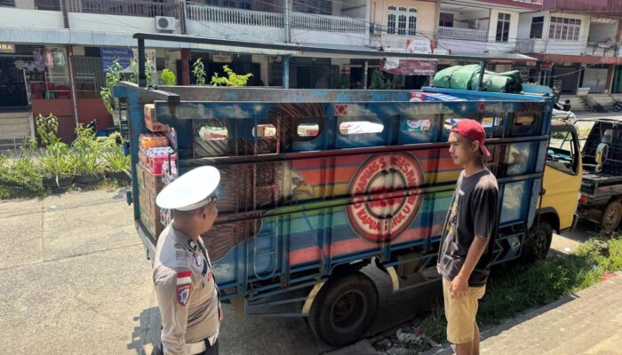 Jangan Jadikan Jalan Jadi Gudang! Kasat Lantas Polres Kapuas Hulu: Bongkar Muat Sembarangan Taruhan Nyawa