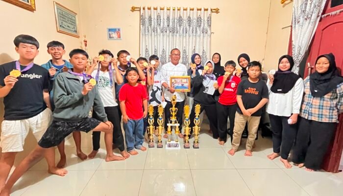 Kontingen Ayak Gacor Karate Club Kapuas Hulu Raih Prestasi Best Off The Best di Kejuaraan Antar Pelajar se-Kapuas Raya