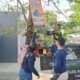 Satpol PP Tulungagung Tertibkan 28 Reklame Ilegal, Puluhan Dicopot karena Izin Kedaluwarsa dan Dipaku di Pohon