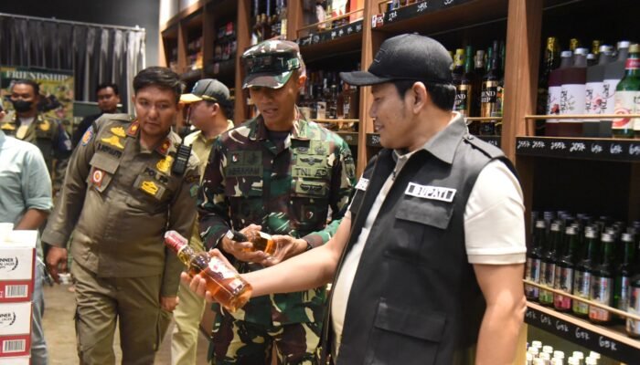 Bupati Sidoarjo Tutup Tiga Toko Miras Ilegal dan Sita Ratusan Botol Beralkohol Tinggi