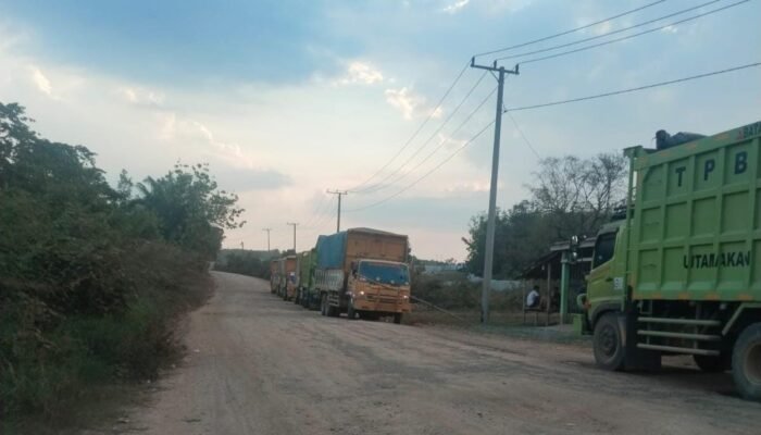 Gubernur Sudah Larang, PT BSE Diduga Nekat Lewat Jalan Umum, Warga PALI Turun Tangan