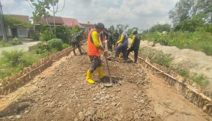 Satgas Kodim 0418/Palembang Fokus Pengerasan Jalan 750 Meter