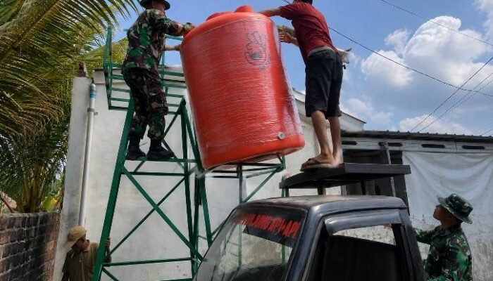 Satgas TMMD Pasang Tandon Air Kerangka Besi Pada Sumur Bor Tahfidz Alfatihah