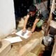 Satgas TMMD ke-129 Kodim 0418/Palembang Lanjutkan Pengecatan RTLH Milik Sriyanti