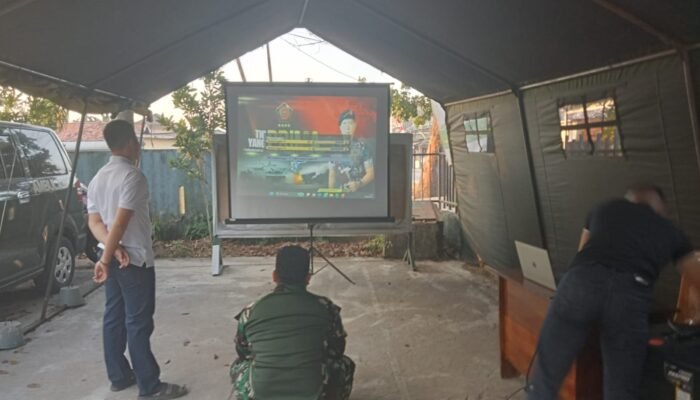 Sinergi Personel Satgas TMMD dan Pemuda Talang Jambe Gelar Nobar Film Kebangsaan
