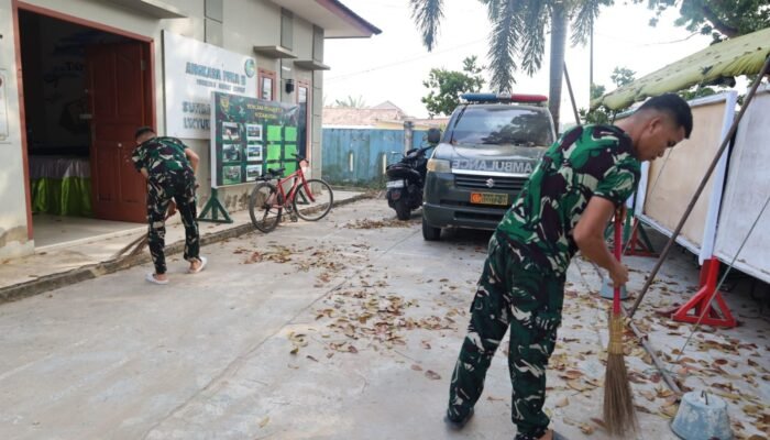 Satgas TMMD Ke-129 Kodim 0418/Palembang Jaga Kebersihan Poskotis Demi Kelancaran Pelaksanaan TMMD