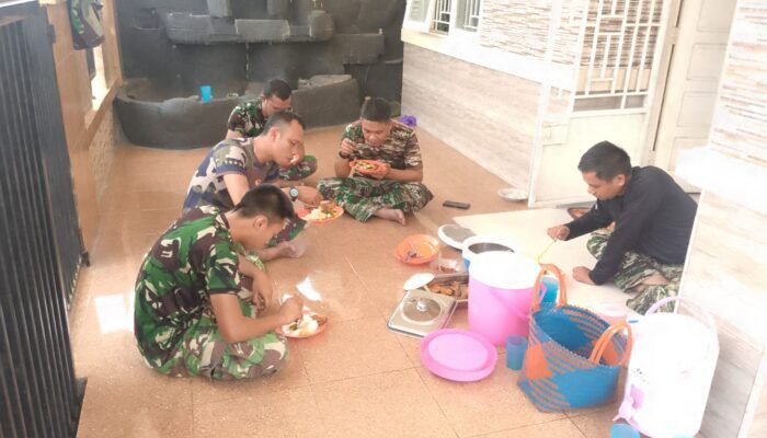 Lepas Lelah, Inilah Potret Romantis Satgas TMMD Dengan Masyarakat