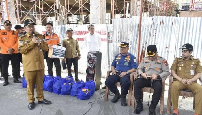 Wali Kota Maulana Salurkan Bantuan Korban Kebakaran Asrama Polda Jambi, Tiap Keluarga Terima Rp2 Juta
