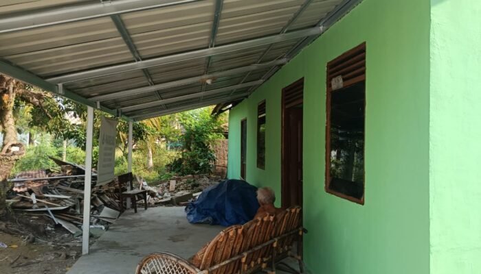 Satgas TMMD Lakukan Pembersihan Area Rehab Rumah Karyo