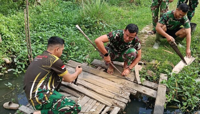 Tak Hanya Rumah, Satgas TMMD Pun Perbaiki Jembatan Menuju Rumah Suwarni