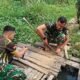Tak Hanya Rumah, Satgas TMMD Pun Perbaiki Jembatan Menuju Rumah Suwarni