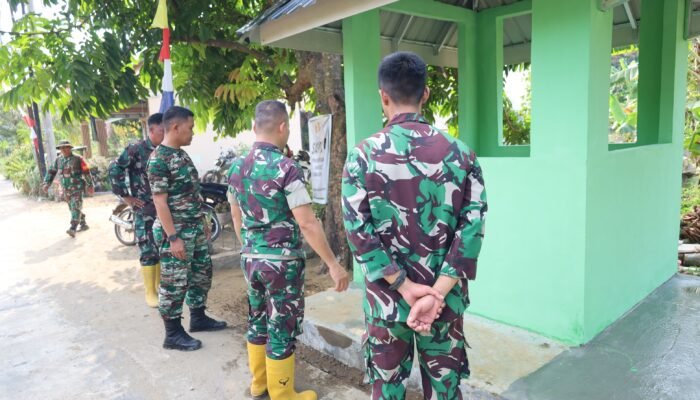 Pastikan Sesuai Rencana, Wadan Satgas TMMD ke-129 Tinjau Pembangunan Poskamling