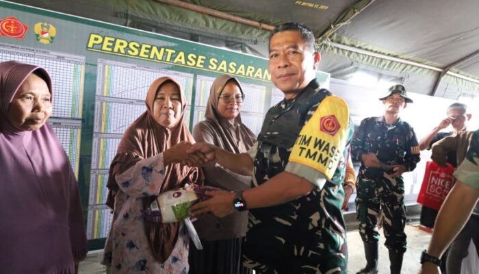 Katim Wasev TMMD Ke-129 Tinjau Penyaluran Sembako Untuk Warga Talang Jambe