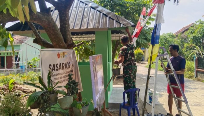 Pos Kamling Pembangunan Satgas TMMD ke 129 Masuk Pengecetan dan Pembersihan