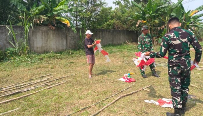 Tanamkan Rasa Nasionalisme, TNI dan Warga Berbaur Pasang Umbul-Umbul