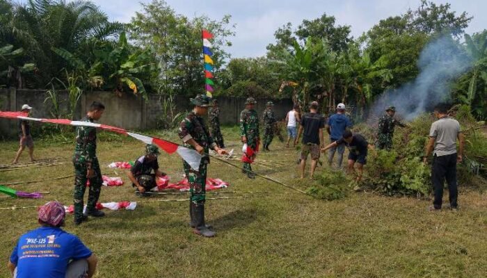 Sambut HUT ke-81 RI, Satgas TMMD ke-129 Bantu Warga Pasang Umbul-Umbul