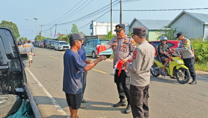 Polisi Turun Kejalan, Merah Putih Berkibar! Jelang HUT RI ke-81 Polsek Putussibau Selatan Semarakkan Jalan Lintas Timur 