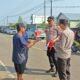 Polisi Turun Kejalan, Merah Putih Berkibar! Jelang HUT RI ke-81 Polsek Putussibau Selatan Semarakkan Jalan Lintas Timur 