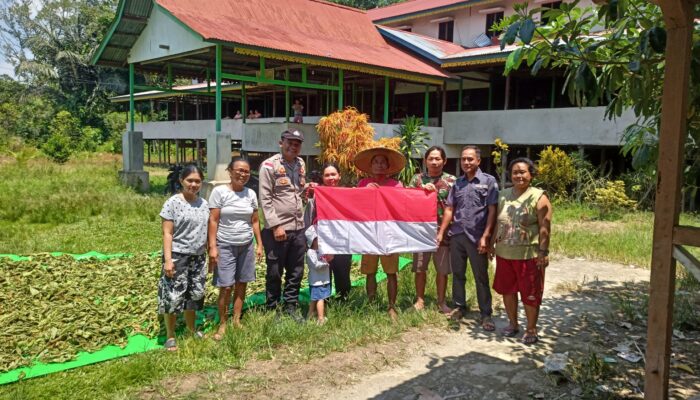 Kemerdekaan di Tanah Adat, Aksi Humanis Polsek Putussibau Utara Bagikan Bendera Merah Putih di Rumah Betang 