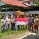 Kemerdekaan di Tanah Adat, Aksi Humanis Polsek Putussibau Utara Bagikan Bendera Merah Putih di Rumah Betang 