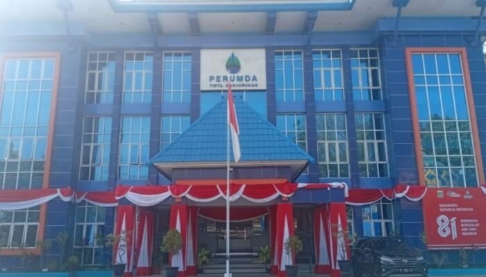 Peringati HUT RI ke 81, Perumda Tirta Kanjuruhan Gelorakan Nasionalisme Melalui Gerakan Pembagian Bendera