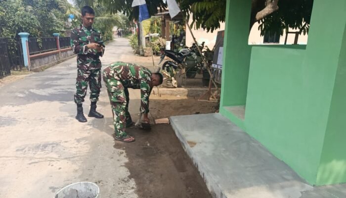 Jelang Penutupan TMMD ke-129, Satgas Finishing Pos Kamling dan Bersihkan Lingkungan
