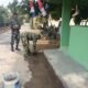 Jelang Penutupan TMMD ke-129, Satgas Finishing Pos Kamling dan Bersihkan Lingkungan