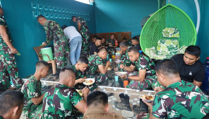 Pererat Kemanunggalan TNI dan Rakyat, Satgas TMMD ke-129 Kodim 0418/Palembang Makan Siang Bersama