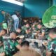 Pererat Kemanunggalan TNI dan Rakyat, Satgas TMMD ke-129 Kodim 0418/Palembang Makan Siang Bersama