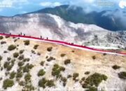 Merah Putih Sepanjang 2.026 Meter Berkibar di Puncak Gunung Dempo Kota Pagar Alam 