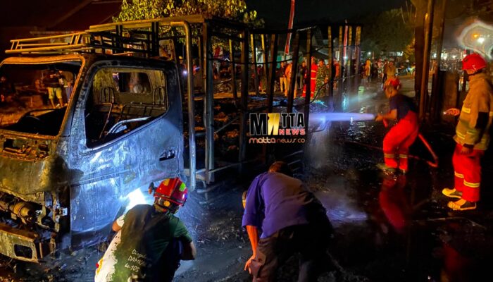 Truk Angkut Getah Pinus Terbakar di Jalan Raya Jeli Tulungagung, Kerugian Capai Rp225 Juta