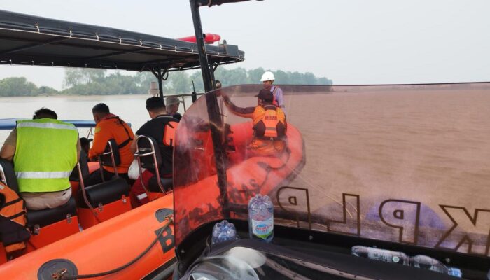 Crew Tongkang Terjatuh di Sungai Musi Saat Proses Transfer, Tim Gabungan Lakukan Pencarian
