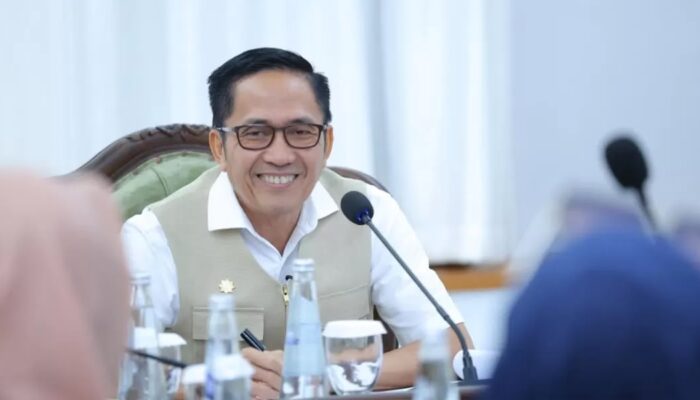 Kabut Asap Menebal, Ratu Dewa Siapkan 10 Ribu Masker untuk Warga Palembang