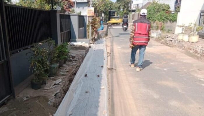 Pelebaran Jalan Adi Wijaya Kepanjen Diperkuat Rabat Beton, Ditargetkan Rampung Agustus 2026