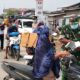 Lawan Asap Karhutla, Sinergitas Koramil Bomberay dan Polsek Bagikan Masker Untuk Warga