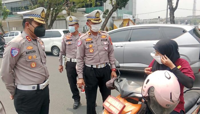 Ditlantas Polda Sumsel Bagikan Ribuan Masker, Antisipasi Dampak Asap Karhutla di Palembang