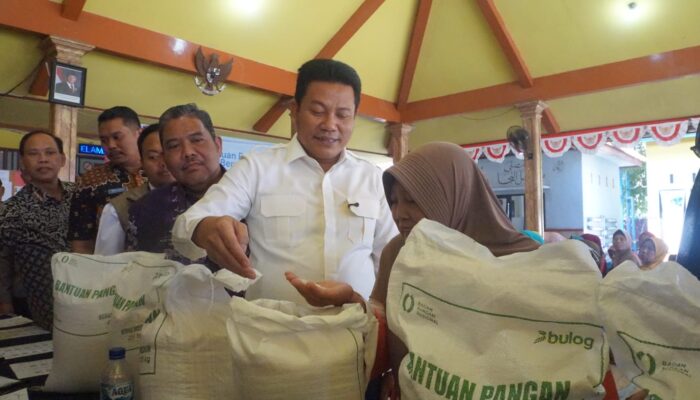 Bupati Subandi Cek Langsung Penyaluran Bantuan Beras di Jabon, Kualitas Jadi Perhatian