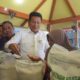 Bupati Subandi Cek Langsung Penyaluran Bantuan Beras di Jabon, Kualitas Jadi Perhatian